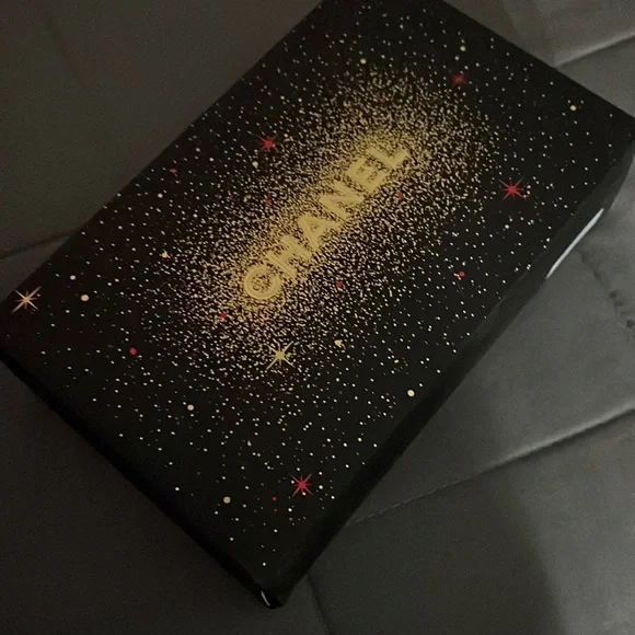 it is an authentic chanel cosmetic it has no products it is just the bag - Picture 2 of 5